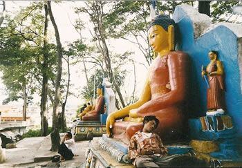 schlafender Mann am Buddha